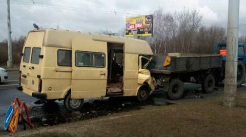 Микроавтобус врезался в прицеп трактора в Бресте