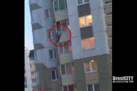 Мужчина пытался выпрыгнуть из окна пятого этажа в Бресте